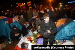 Пратэставы намётавы гарадок на Кастрычніцкай плошчы ў Менску пасля прэзідэнцкіх выбараў 2006 года