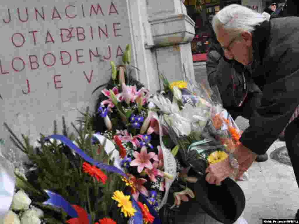 Građani Sarajeva na Dan nezavisnosti BiH polažu cvijeće na spomenik vojnim i civilnim žrtvama Drugog svjetskog rata, 01.03.2011. Foto: Midhat Poturović 