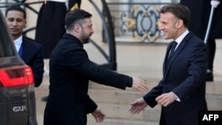 Fransa prezidenti Emmanuel Makron ukraynalı həmkarı Volodimir Zelenskini Parisdəki Yelisey Sarayında qarşılayır.