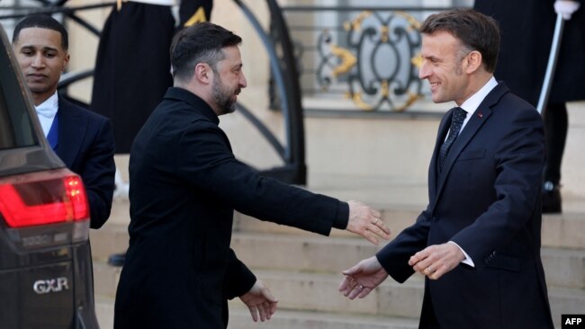Fransa prezidenti Emmanuel Makron ukraynalı həmkarı Volodimir Zelenskini Parisdəki Yelisey Sarayında qarşılayır.