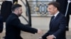 Президент Франції Емманюель Макрон (праворуч) вітає президента України Володимира Зеленського в Єлисейському палаці в Парижі, 6 січня 2026 року, перед самітом Коаліції охочих щодо гарантій безпеки для України.