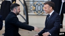 Президент Франції Емманюель Макрон (праворуч) вітає президента України Володимира Зеленського в Єлисейському палаці в Парижі, 6 січня 2026 року, перед самітом Коаліції охочих щодо гарантій безпеки для України.