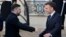 Президент Франції Емманюель Макрон (праворуч) вітає президента України Володимира Зеленського в Єлисейському палаці в Парижі, 6 січня 2026 року, перед самітом Коаліції охочих щодо гарантій безпеки для України.