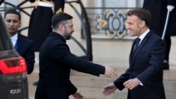 Париж. Франциянын президенти Эммануэл Макрон украин президенти Владимир Зеленскийди тосуп алууда. 2026-жылдын 6-январы.