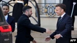 French President Emmanuel Macron (right) welcomes Ukrainian President Volodymyr Zelenskyy at the Elysee Palace in Paris, on January 6 prior to a meeting of the so-called Coalition of the Willing summit on security guarantees for Ukraine.