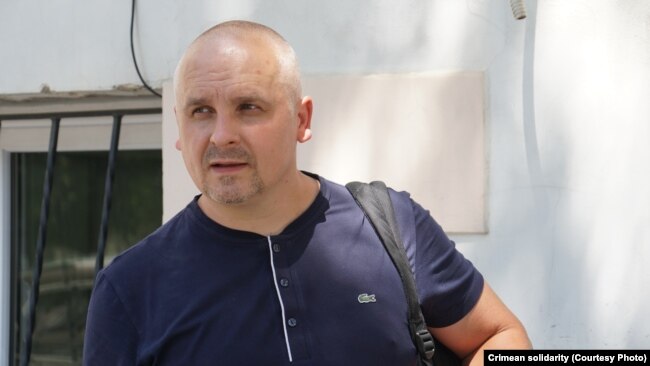 Дмитрий Динзе, адвокат Владислава Есипенко у здания подконтрольного России Симферопольского районного суда