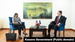 Otpravnik poslova u američkoj ambasadi u Prištini, Anu Prattipati, sa vršiocem dužnosti premijera Kosova, Albinom Kurtijem. Fotografija iz arhive.