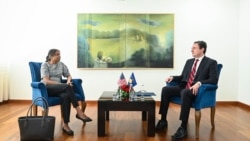 E ngarkuara me punë në Ambasadën amerikane në Prishtinë, Anu Prattipati me kryeministrin në detyrë të Kosovës, Albin Kurti. Fotografi nga arkivi.