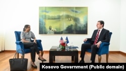 E ngarkuara me punë në Ambasadën amerikane në Prishtinë, Anu Prattipati me kryeministrin në detyrë të Kosovës, Albin Kurti. Fotografi nga arkivi.