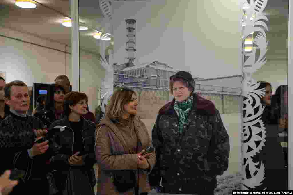 Ще дві експозиції проходять в музеї Івана Гончара. Одна з них розповідає про Чорнобильські експедиції Ліни Костенко.Поетеса відвідувала Чорнобильську зону відчуження: відбирала архівні матеріали у покинутих будівлях, виявляла етнографічні пам’ятки, спілкувалася з жителями, які повернулися до своїх домівок. Це – внесок Ліни Костенко у порятунок культурної спадщини Українського Полісся