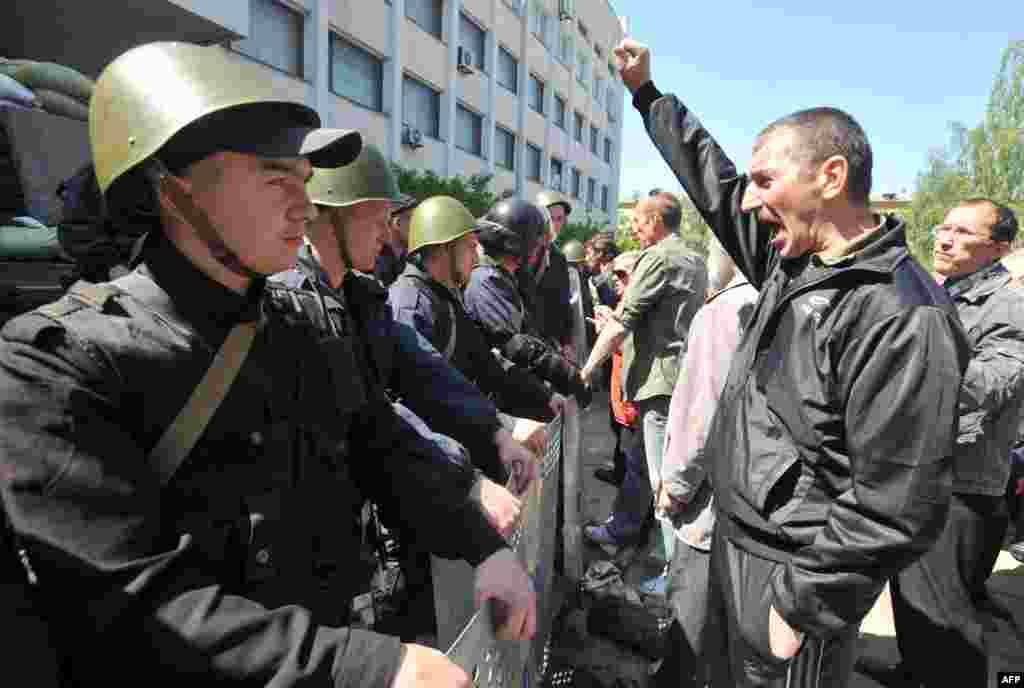 Проросійські мітингувальники перед міліцією, що охороняє вхід до Маріупольської міської ради, 7 травня 2014 року