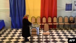 La o secție de votare, în primul tur de scrutin prezidențial, 30 octombrie 2016