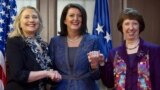 Američka državna sekretarka Hilari Klinton, predsednica Kosova Atifete Jahjaga i visoka predstavnica EU za spoljnu politiku Ketrin Ešton u Prištini, oktobar 2012.