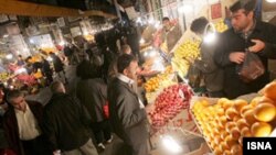 بازار میوه شب یلدا در تهران. (عکس: ایسنا)