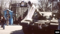 A tank with a portrait of Ayatollah Ruhollah Khomeini at the Niavaran Palace in Tehran on February 12, 1979