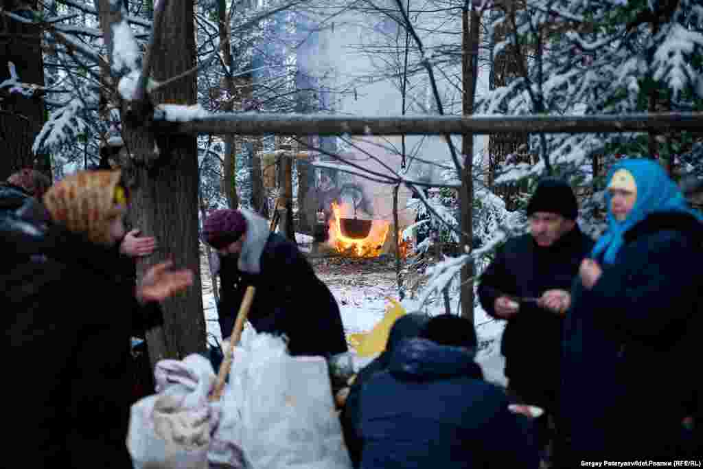 After the prayer and the feast, the Mari return to their villages. The next large prayer gathering will take place in the summer.