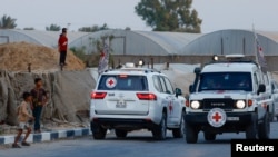 Kryqi i Kuq transporton trupat e dy pengjeve të vdekura, të rrëmbyera gjatë sulmit të 7 tetorit 2023 ndaj Izraelit nga Hamasi, pasi u dorëzuan nga Hamasi, në Deir Al-Balah.