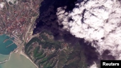 Atacul ucrainean din Samara este doar unul dintre cele care au țintit în ultimele zile energetica rusă. În imagine: fum ridicându-se din portul rusesc Tuapse, la Marea Neagră, în regiunea Krasnodar, după un atac ucrainean cu drone, pe 20 aprilie 2026.