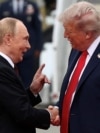 Predsednici Rusije i SAD, Vladimir Putin i Donald Tramp, rukuju se pred razgovore na Aljasci 15. avgusta 2025.