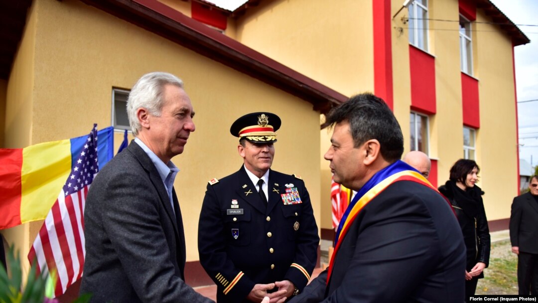Romania, fostul ambasador american Hans Klemm, alături de primarul din Deveselu Ion Aliman, noiembrie 2015