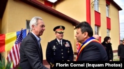 Romania, fostul ambasador american Hans Klemm, alături de primarul din Deveselu Ion Aliman, noiembrie 2015