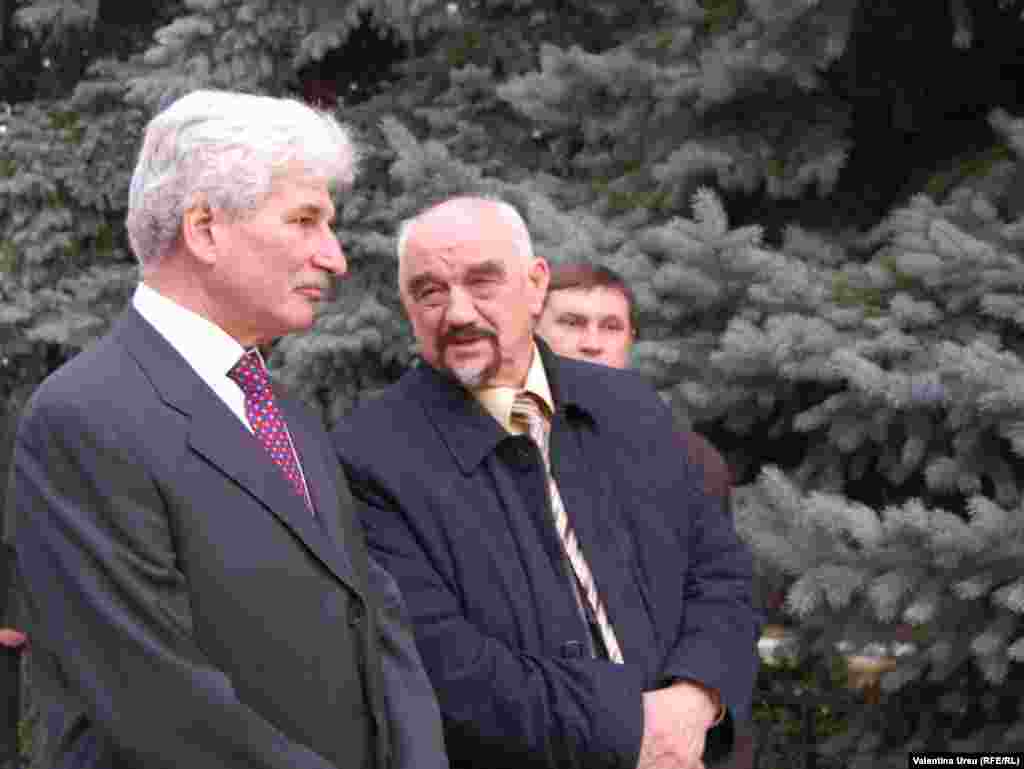 Philip Remler (stanga) si Igor Smirnov, in asteptarea lui Vlad Filat