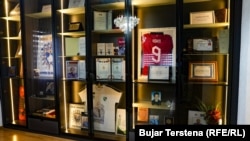 Dollapi me kujtimet e Afrim Bunjakut në dhomën e ndejës së familjes së tij