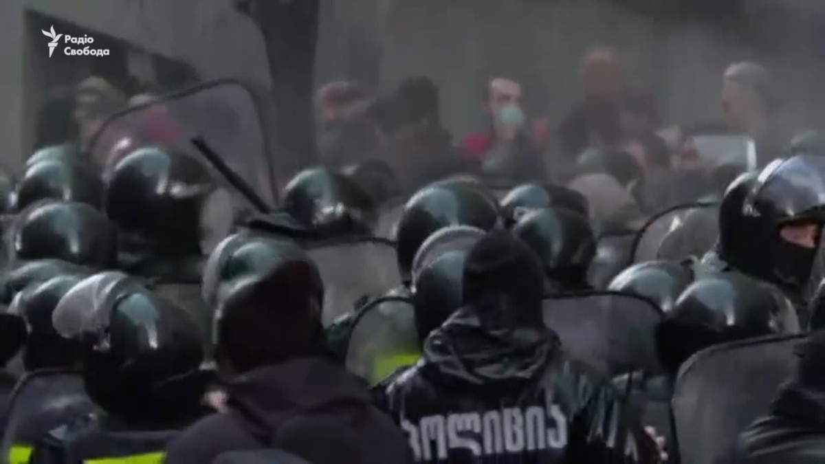 oi5.ru: Столкновения протестующих и полиции в Тбилиси. Силовики применили водометы – видео Столкновения протестующих и полиции в Тбилиси. Силовики применили водометы – видео