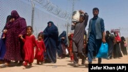 Afganët ia mësyjnë kufijve tokësorë pas mbylljes së aeroportit