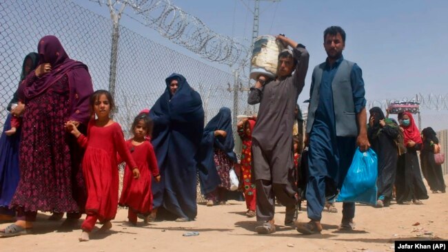 Afganët ia mësyjnë kufijve tokësorë pas mbylljes së aeroportit