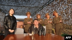 این تصویر که دوشنبه ۳۱ فروردین توسط خبرگزاری رسمی کره شمالی منتشر شده، کیم جونگ اون (وسط) رهبر کره شمالی و دخترش کیم جو-آئه (چپ) را در حال بازدید از آزمایش شلیک یک موشک بالستیک در مکانی نامشخص در کره شمالی نشان می‌دهد
