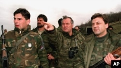 Ratko Mladić (u sredini) komanduje snagama VRS u Goraždu, 16. april 1994.