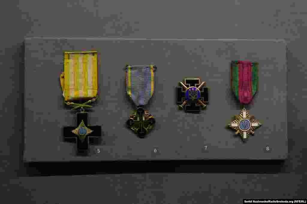 Відзнаки генерал-хорунжого Михайла Садовського.Зліва направо: Залізний Хрест за Зимовий похід і бої, памʼятна військова відзнака УГА, Український комбатантський хрест, Воєнний Хрест УНР