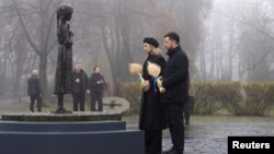 Президент України Володимир Зеленський та перша леді Олена Зеленська відвідують пам'ятник жертвам Голодомору, 22 листопада 2025 року