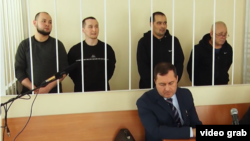 Валлям Муталлапов (второй справа в клетке) в суде. Фото: скриншот из видео телеканала БСТ