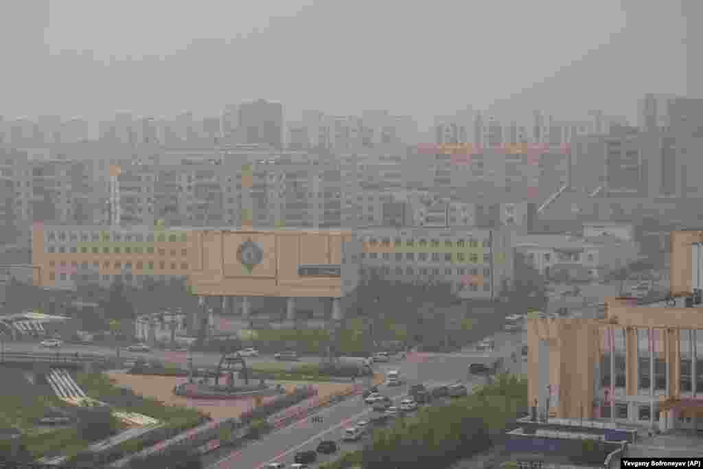 Плотная пелена дыма над Якутском, центром российской Республики Саха&nbsp;
