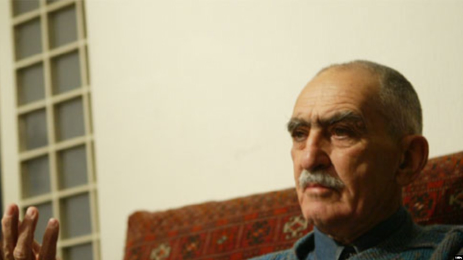 قرار بود که ایرج افشار در سپتامبر سال ۲۰۱۱ میلادی از دانشگاه اسکاتلند در رشته تاریخ دکترای افتخاری دریافت کند.