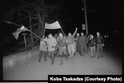 საპროტესტო მსვველობა თბილისში, ტელევიზიისკენ, 1988 ან 1989 წლები, ავტორი კობა წაქაძე, "ფრაგმენტების ციფრული არქივი"