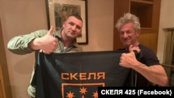 Актор Шон Пенн у футболці 425 ОШП «Скеля» відвідує українських воїнів в зоні бойових дій у березні 2026 року