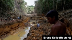 Illegális aranybánya az Amazonas mentén, a brazil esőerdőben 2016. április 17-én