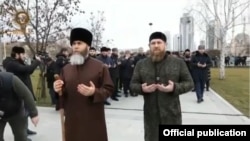 Çeçenistanyň müftüsi Salah Mejiýew we çeçen lideri Ramzan Kadyrow deportasiýasynyň pidalaryny ýatlamak çäresi çäresine gatnaşýarlar.