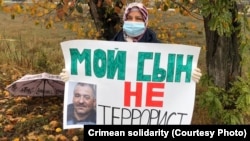 Мать фигуранта «дела Хизб ут-Тахрир» Рустема Эмирусеинова Зуре на одиночном пикете в Крыму, 31 октября 2020 года