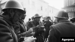 Militari români la Timișoara în Decembrie 1989, dar după victoria Revoluției Române și prăbușirea comunismului. Posibil, pe 23.