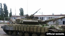 Танк, захваченный украинскими военными. Близ Артемовска, 27 июня 2014 года.