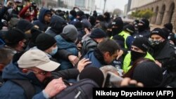 Столкновения протестующих против коронавирусных ограничений с полицией. София, 25 ноября 2020 года.