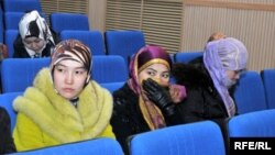Діни басқарма өкілдерімен кездесуге шақырылған хиджаб киетін студент қыздар. Ақтөбе, 27 ақпан 2009 жыл. Көрнекі сурет
