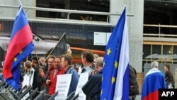 Ruși demonstrează la Bruxelles susținînd cauza ”dreaptă” a Rusiei în războiul cu Georgia din 2008