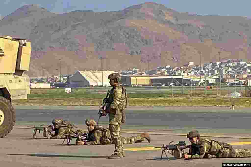 U.S. soldiers take up positions as they work to secure the airport in Kabul on August 16.