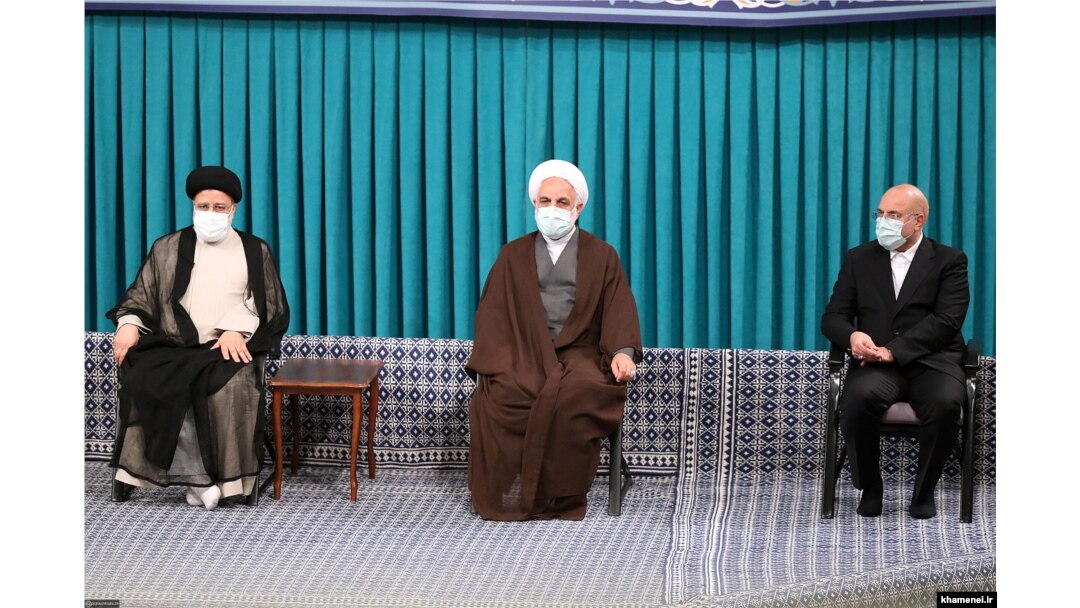 از راست: محمدباقر قالیباف، غلامحسین محسنی اژهای و ابراهیم رئیسی در مراسم تنفیذ ریاستجمهوری، ۱۲ مرداد ۱۴۰۰، دفتر رهبر جمهوری اسلامی