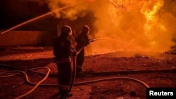 Ілюстраційне фото. Рятувальники ліквідовують наслідки російської атаки на Одещині, листопад 2025 року